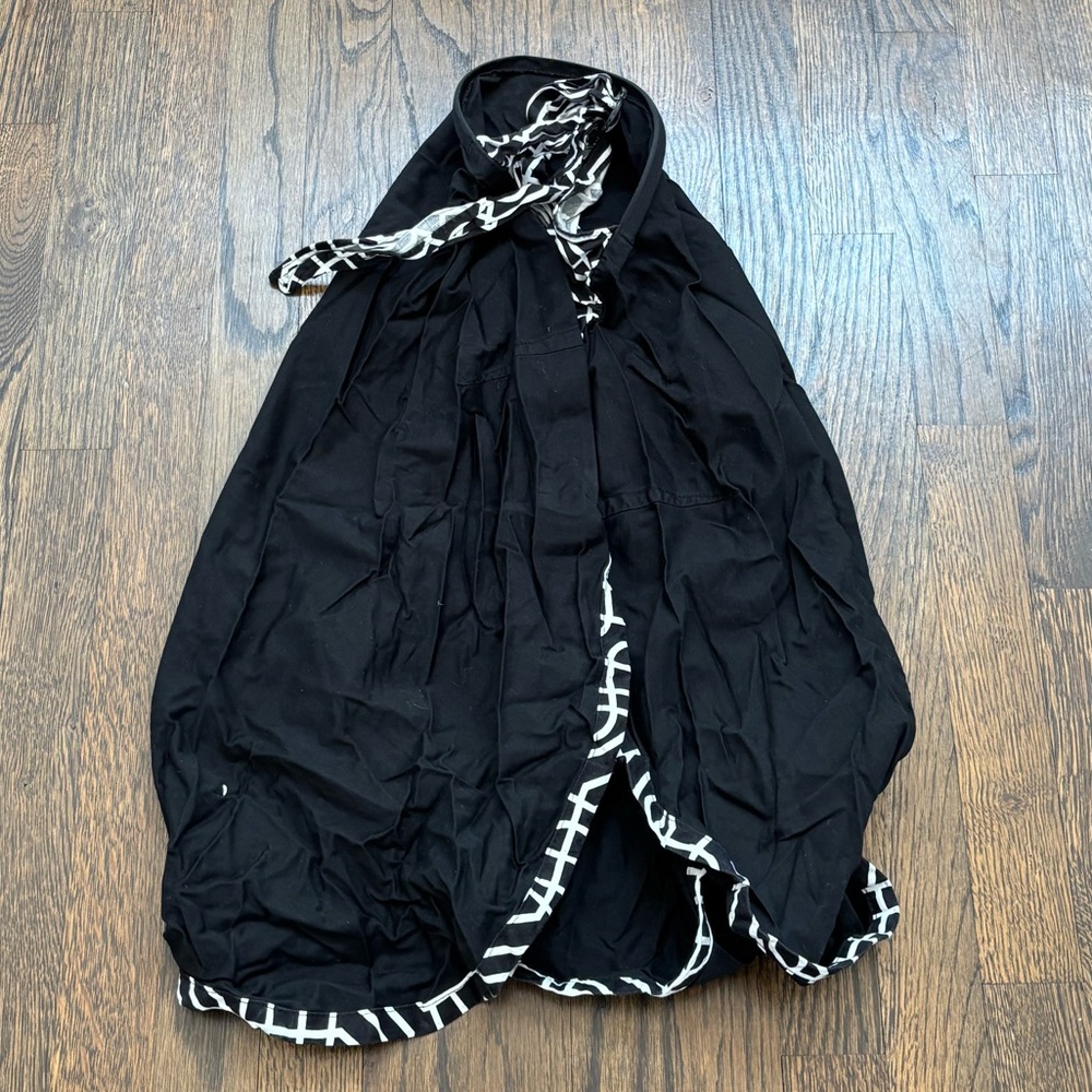 Balboa Baby Black and White Nursing Cover -  structured, reinforced neckline